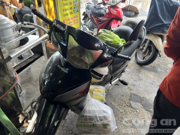 Người đàn ông chạy xe đi giao đồ ăn, bất ngờ ngã xuống đường tử vong