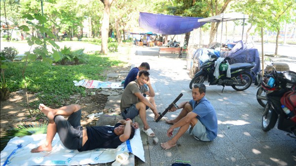 Người dân quay cuồng dưới nắng nóng đặc biệt gay gắt