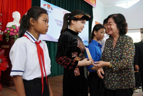 Nguyên Phó chủ tịch nước Trương Mỹ Hoa tặng học bổng cho học sinh Phú Yên