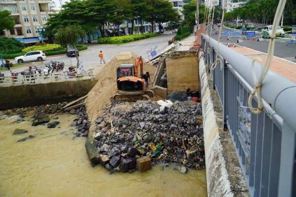 Nha Trang: Cấm một chiều xe tải và xe khách qua cầu Trần Phú do xói lở