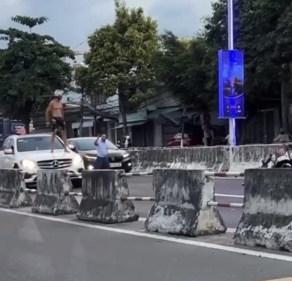 Nha Trang: Một người đàn ông ngoại quốc chặn đường, đập phá xe ô tô