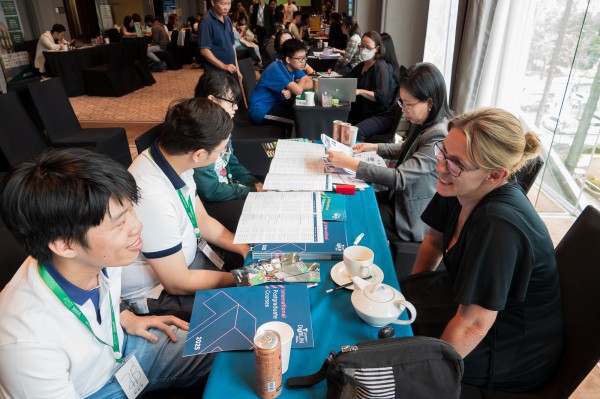 Nhiều học bổng chính phủ ở các nước nói tiếng Anh đang mở đơn