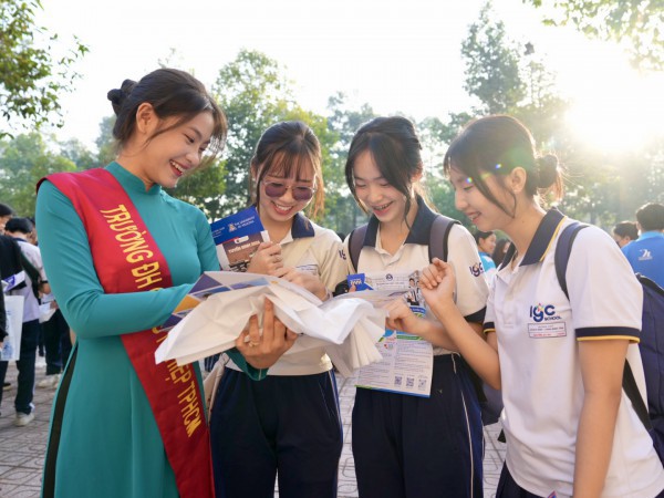 Những khoảnh khắc đẹp của học sinh lớp 12 tìm hiểu về ngành nghề