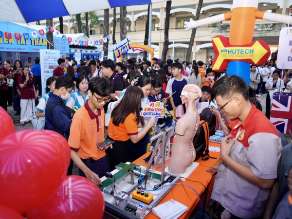 Những khoảnh khắc đẹp của học sinh lớp 12 tìm hiểu về ngành nghề