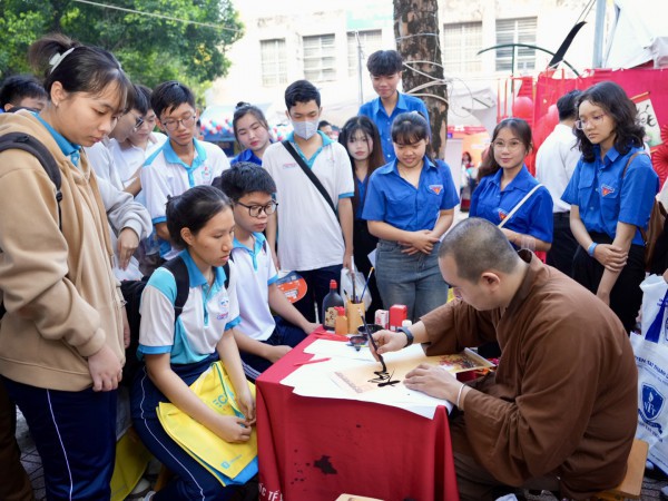 Những khoảnh khắc đẹp của học sinh lớp 12 tìm hiểu về ngành nghề