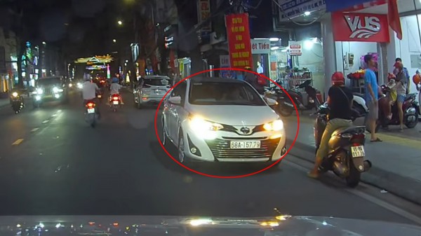 Nữ tài xế ngang ngược đỗ ô tô ngược chiều trên phố... chờ đón con Nữ tài xế ngang ngược đỗ ô tô ngược chiều trên phố... chờ đón con