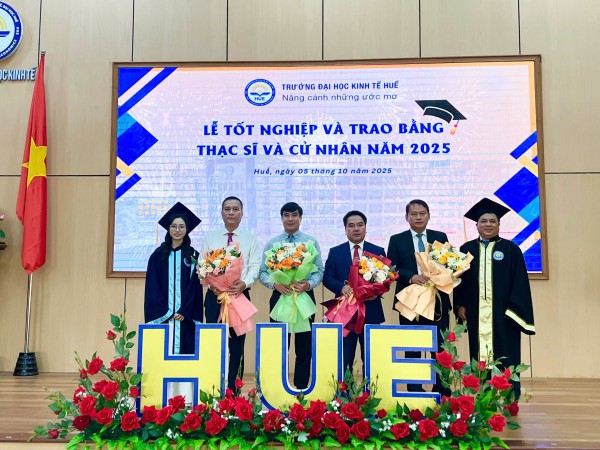 Nữ thủ khoa đầu ra Trường ĐH Kinh tế Huế chia sẻ 