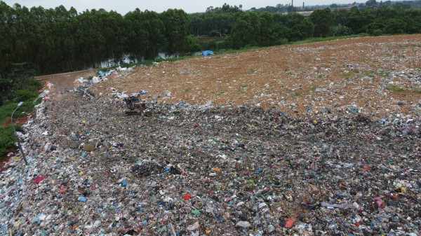 Núi rác khổng lồ tra tấn khu dân cư Bắc Giang