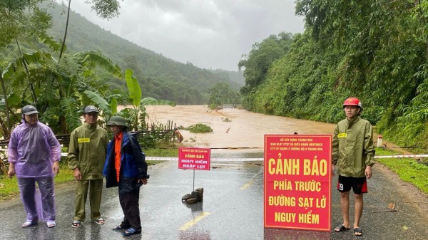 Nước ngập sâu, nhiều đoạn quốc lộ, tỉnh lộ ở Thanh Hóa tê liệt
