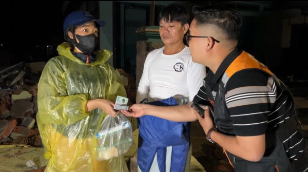 PV Thanh Niên nơi rốn lũ miền Trung: Vừa đưa tin vừa kết nối nhân ái