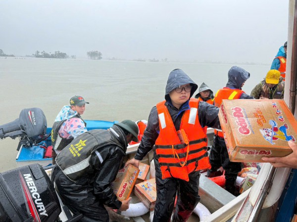 PV Thanh Niên nơi rốn lũ miền Trung: Vừa đưa tin vừa kết nối nhân ái