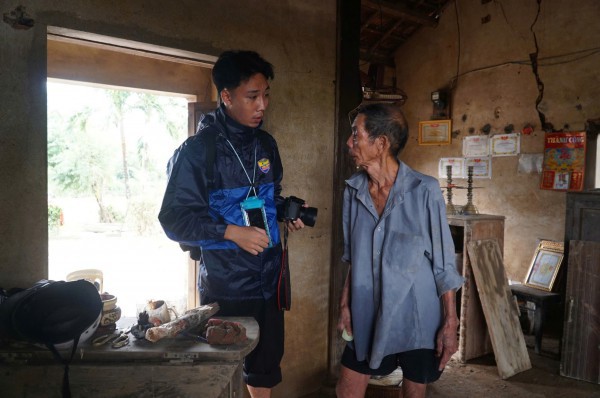 PV Thanh Niên nơi rốn lũ miền Trung: Vừa đưa tin vừa kết nối nhân ái