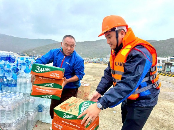 PV Thanh Niên nơi rốn lũ miền Trung: Vừa đưa tin vừa kết nối nhân ái
