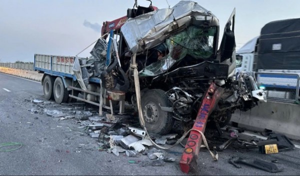 Phá cabin, cứu 5 người mắc kẹt sau tai nạn nghiêm trọng trên cao tốc