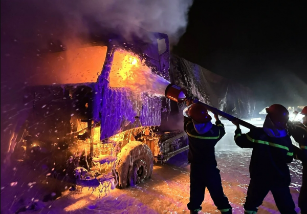 Phá cabin, cứu 5 người mắc kẹt sau tai nạn nghiêm trọng trên cao tốc