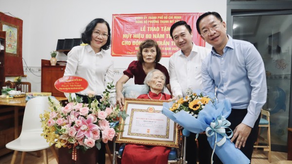 Phó bí thư Thành ủy TP.HCM trao Huy hiệu 80 tuổi Đảng cho cụ Trần Thị Quất