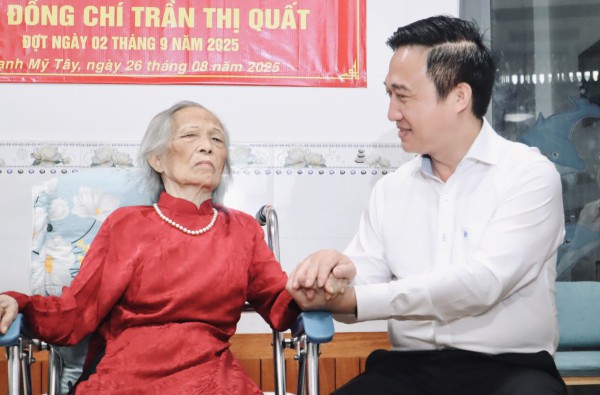 Phó bí thư Thành ủy TP.HCM trao Huy hiệu 80 tuổi Đảng cho cụ Trần Thị Quất