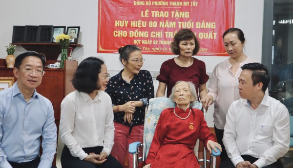 Phó bí thư Thành ủy TP.HCM trao Huy hiệu 80 tuổi Đảng cho cụ Trần Thị Quất