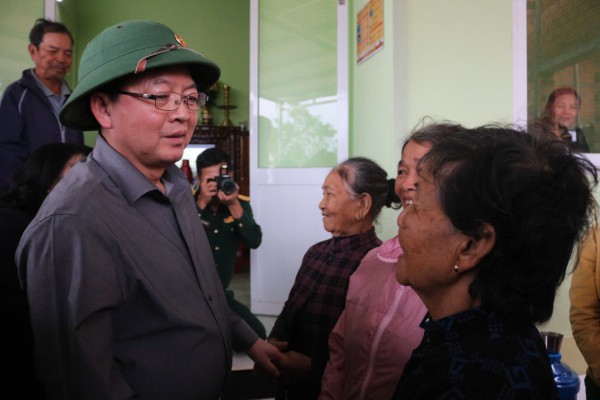 Phó thủ tướng Hồ Quốc Dũng thăm hỏi người dân rốn lũ Hòa Thịnh