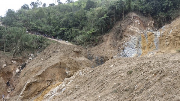 Phó thủ tướng Hồ Quốc Dũng thị sát tình trạng sạt lở do mưa lũ tại Quảng Ngãi