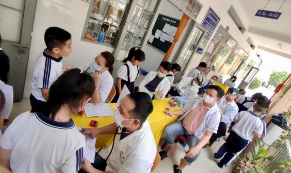 Phụ huynh nhiều trường tại TP.HCM ngỡ ngàng với các khoản thu đầu năm học, vì sao?