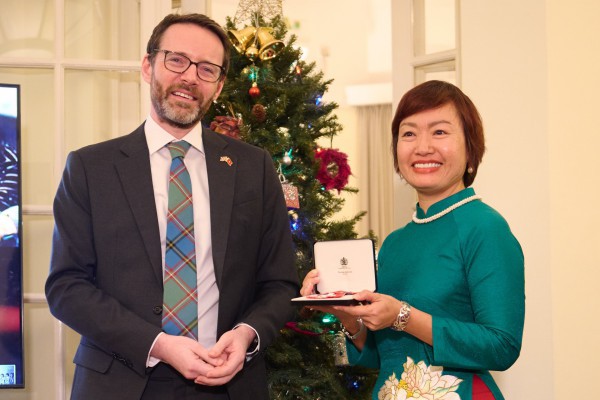 Phụ nữ đầu tiên tại Việt Nam được phong tặng danh hiệu MBE của Hoàng gia Anh