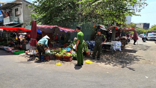 Phường Thạnh Mỹ Tây: Lắng nghe để xử lý dứt điểm lấn chiếm vỉa hè, lòng đường