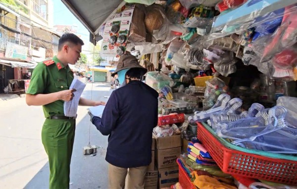 Phường Thạnh Mỹ Tây: Lắng nghe để xử lý dứt điểm lấn chiếm vỉa hè, lòng đường