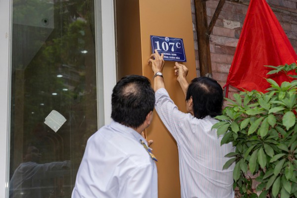 Phường trung tâm TP.HCM xử lý lấn chiếm vỉa hè, gắn bảng số nhà mới