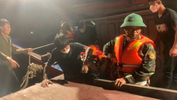 Quảng Bình: Biên phòng ứng cứu ngư dân đột quỵ trên biển