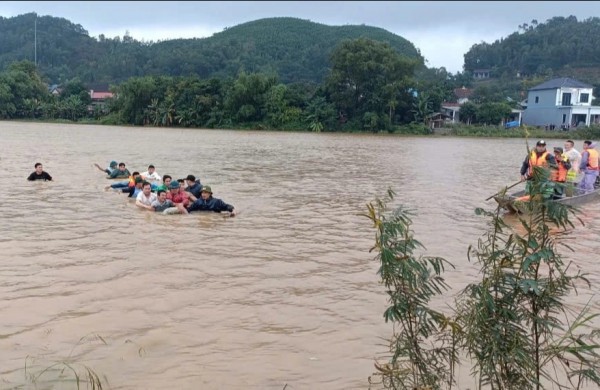 Quảng Bình: Tìm thấy thi thể người đàn ông mất tích khi cứu học sinh bị lũ cuốn