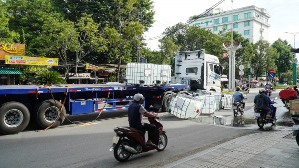 Quảng Ngãi: 4 thùng chất lỏng, nghi hóa chất rơi xuống đường, bốc mùi nồng nặc Quảng Ngãi: 4 thùng chất lỏng, nghi hóa chất rơi xuống đường, bốc mùi nồng nặc