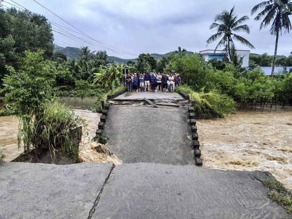 Quảng Ngãi: Lũ cuốn sập cầu Cây Sung, 250 hộ dân bị cô lập