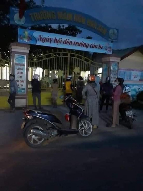 Quảng Trị: Con ngủ lại trường chờ tin xét nghiệm, phụ huynh sốt ruột ngóng ngoài cổng Quảng Trị: Con ngủ lại trường chờ tin xét nghiệm, phụ huynh sốt ruột ngóng ngoài cổng