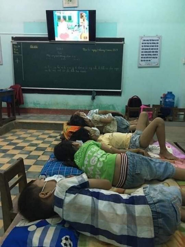 Quảng Trị: Con ngủ lại trường chờ tin xét nghiệm, phụ huynh sốt ruột ngóng ngoài cổng Quảng Trị: Con ngủ lại trường chờ tin xét nghiệm, phụ huynh sốt ruột ngóng ngoài cổng