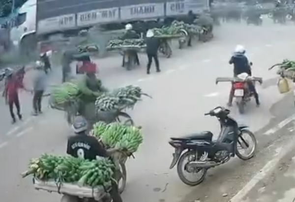 Quảng Trị: Xe tải bất ngờ lao vào chợ Tân Long, 3 người tử vong