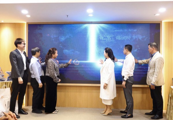Ra mắt tủ sách 