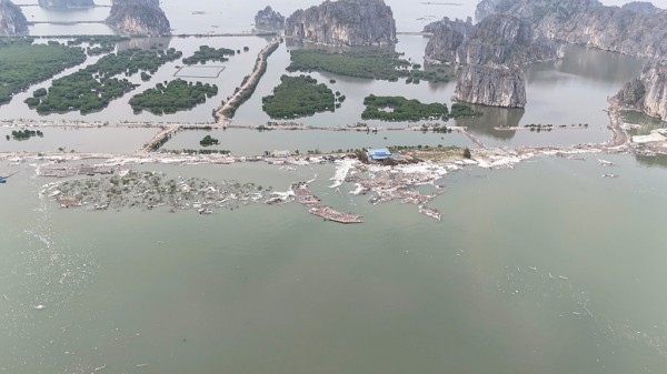 Rác thải "uy hiếp" vịnh Hạ Long