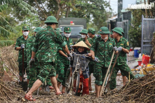Rốn lũ Hòa Xuân ở Phú Yên cũ: Thôn xóm tan hoang, nước mắt còn rơi dài