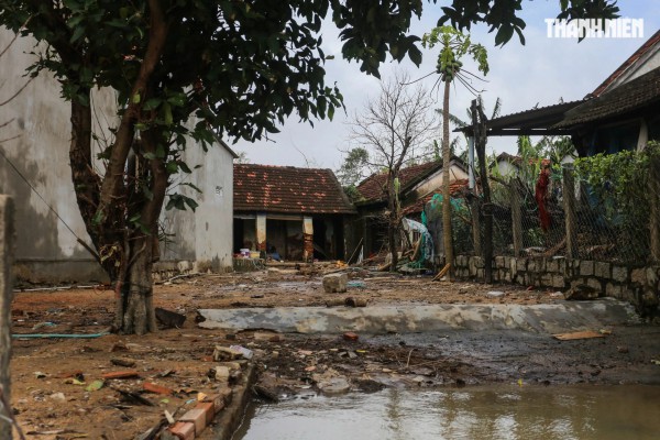 Rốn lũ Hòa Xuân ở Phú Yên cũ: Thôn xóm tan hoang, nước mắt còn rơi dài