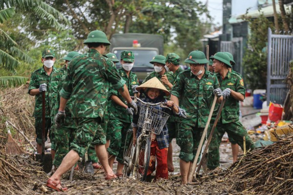 Rốn lũ gượng dậy trong vòng tay nghĩa tình