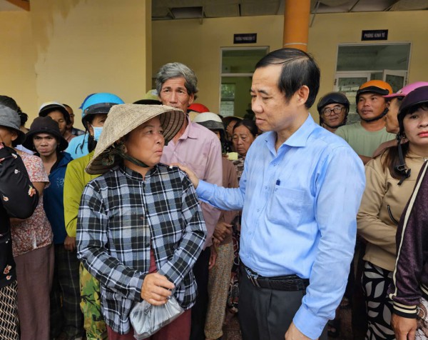 Rốn lũ gượng dậy trong vòng tay nghĩa tình