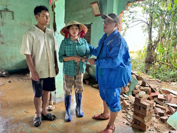 Rốn lũ gượng dậy trong vòng tay nghĩa tình