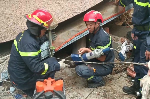 Sập nhà 4 tầng ở TP.HCM, 7 người đi cấp cứu: Làm móng nâng nền thì bị sập