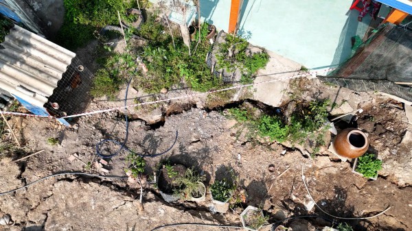 Sạt lở bờ sông Vàm Cỏ Tây lan rộng: Nhà nứt toác, dân sống trong nơm nớp