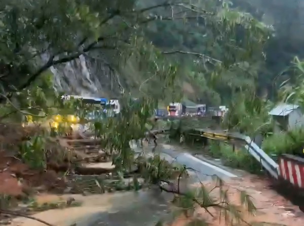 Sạt lở đèo Khánh Lê, đèo Ngoạn Mục: CSGT Lâm Đồng giải cứu nhiều người trong đêm