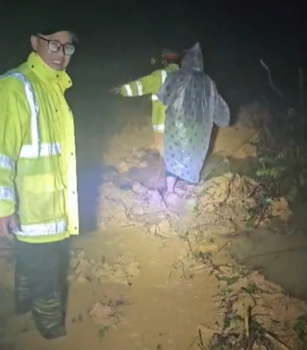 Sạt lở đèo Khánh Lê, đường đến Đà Lạt thêm điểm ách tắc