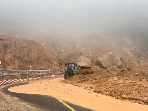 Sạt lở đèo Khánh Lê, đường đến Đà Lạt thêm điểm ách tắc