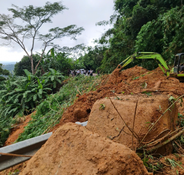 Sạt lở nghiêm trọng trên đèo Gia Bắc: Đường bị xé toạc Sạt lở nghiêm trọng trên đèo Gia Bắc: Đường bị xé toạc