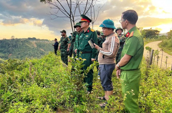 Sạt lở núi đá chảy như thác ở Đà Nẵng: Dùng flycam, chó nghiệp vụ tìm người